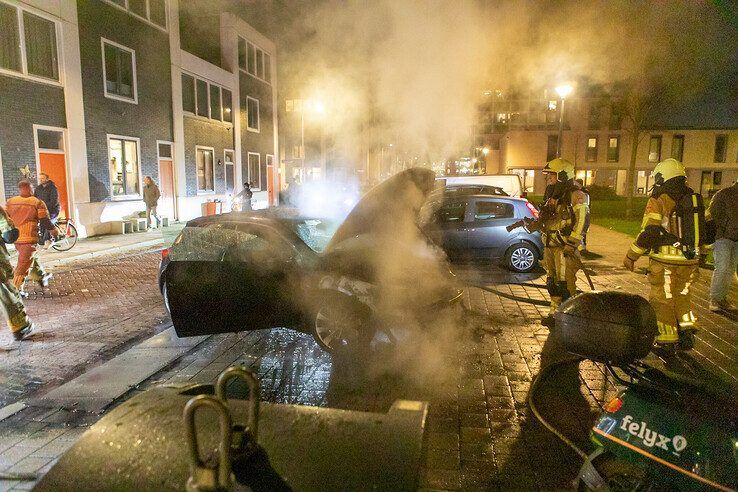 Auto gaat in vlammen op in Holtenbroek - Foto: Ruben Meinten