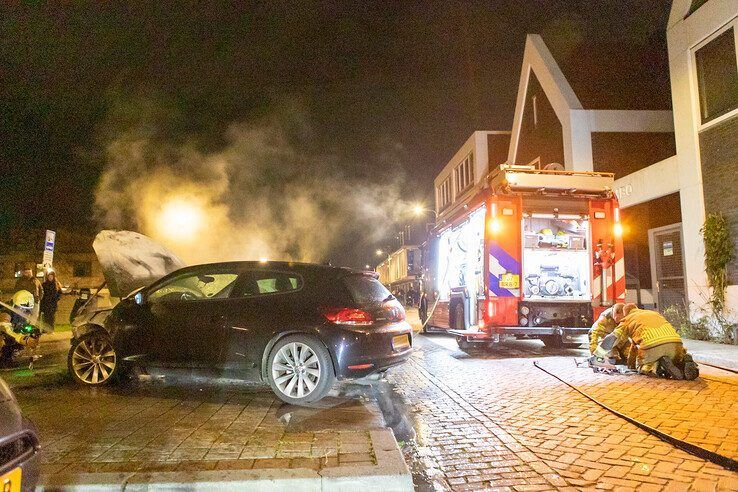 Auto gaat in vlammen op in Holtenbroek - Foto: Ruben Meinten