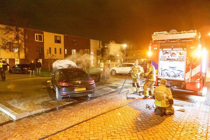 Auto gaat in vlammen op in Holtenbroek - Foto: Ruben Meinten