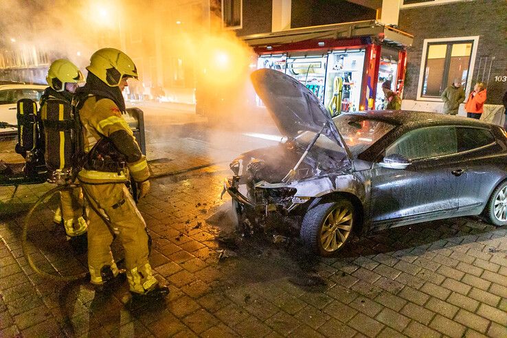 De auto vloog in brand tijdens het rijden. - Foto: Ruben Meinten