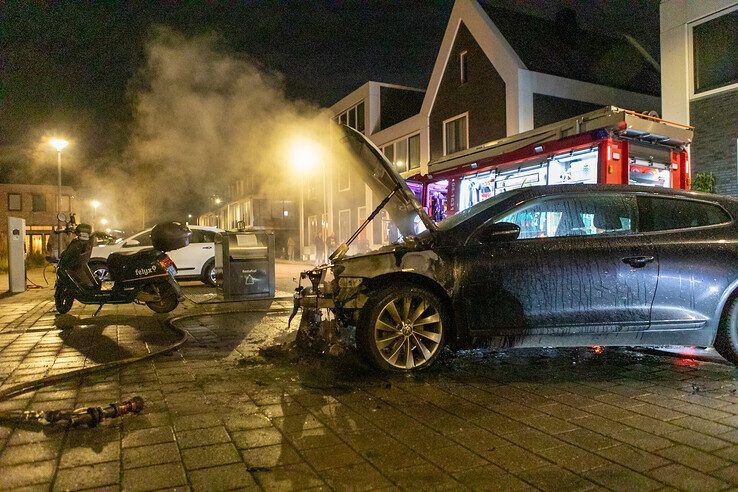 Auto gaat in vlammen op in Holtenbroek - Foto: Ruben Meinten