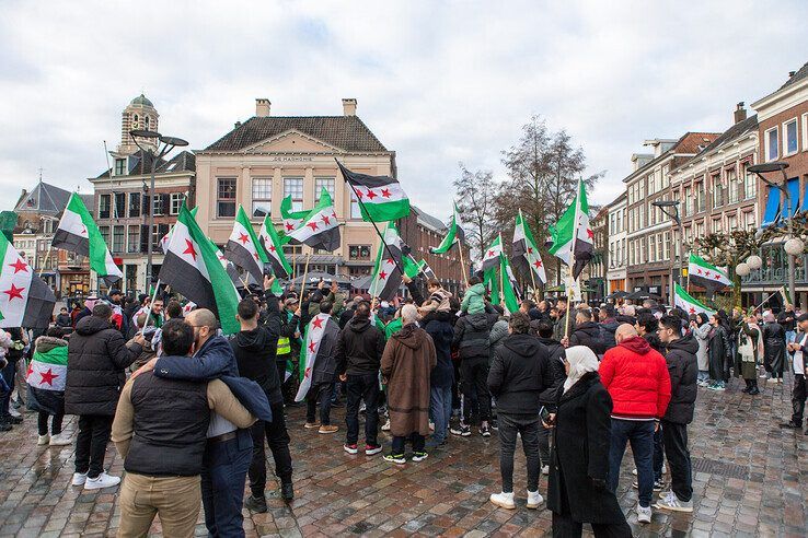 In beeld: Syriërs vieren feest in Zwolse binnenstad na val van dictator Assad - Foto: Ruben Meinten