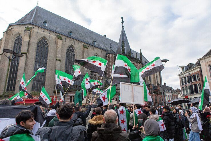 In beeld: Syriërs vieren feest in Zwolse binnenstad na val van dictator Assad - Foto: Ruben Meinten