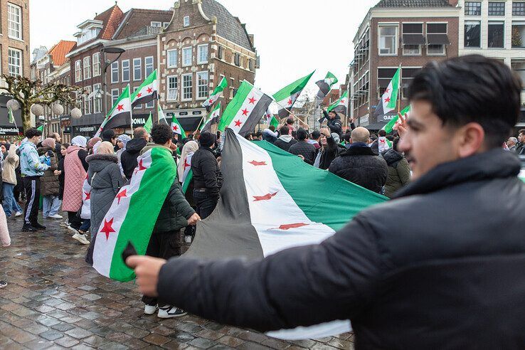 In beeld: Syriërs vieren feest in Zwolse binnenstad na val van dictator Assad - Foto: Ruben Meinten