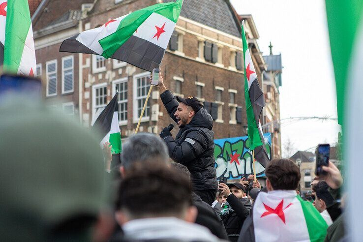 In beeld: Syriërs vieren feest in Zwolse binnenstad na val van dictator Assad - Foto: Ruben Meinten