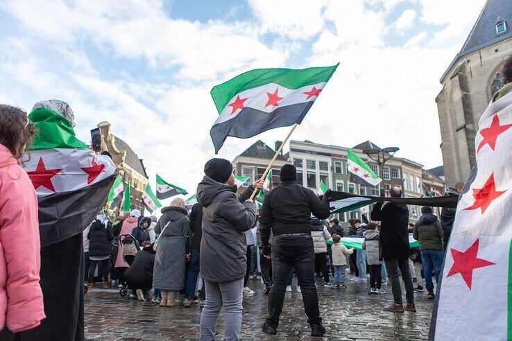 In beeld: Syriërs vieren feest in Zwolse binnenstad na val van dictator Assad - Foto: Ruben Meinten