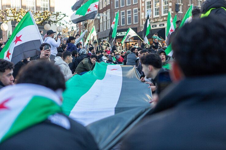 In beeld: Syriërs vieren feest in Zwolse binnenstad na val van dictator Assad - Foto: Ruben Meinten