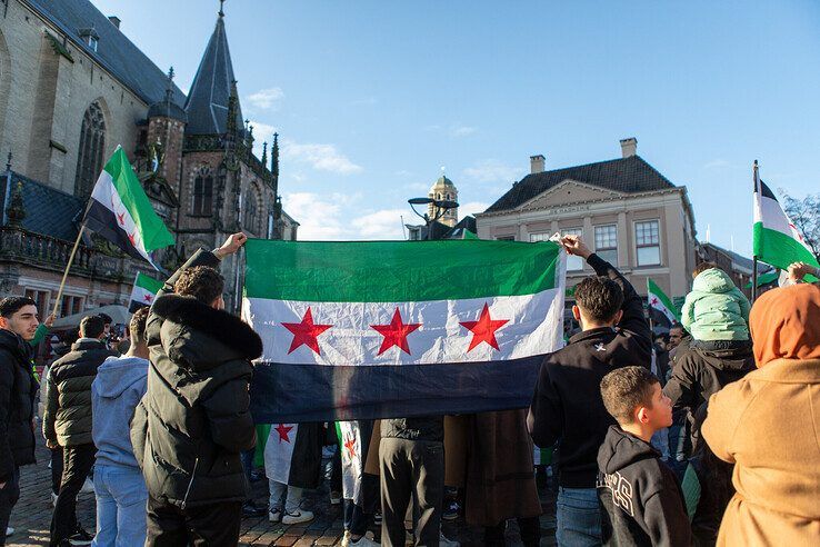 In beeld: Syriërs vieren feest in Zwolse binnenstad na val van dictator Assad - Foto: Ruben Meinten