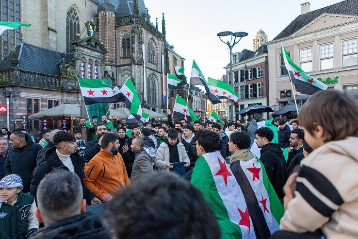 In beeld: Syriërs vieren feest in Zwolse binnenstad na val van dictator Assad - Foto: Ruben Meinten