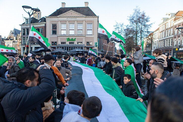 In beeld: Syriërs vieren feest in Zwolse binnenstad na val van dictator Assad - Foto: Ruben Meinten