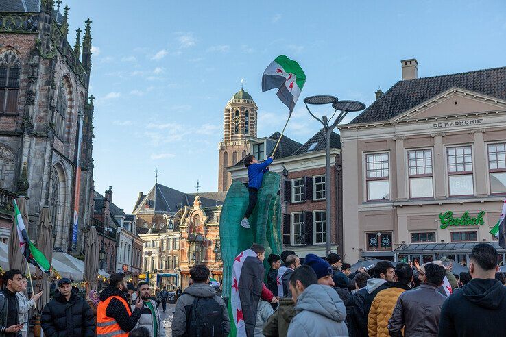 In beeld: Syriërs vieren feest in Zwolse binnenstad na val van dictator Assad - Foto: Ruben Meinten