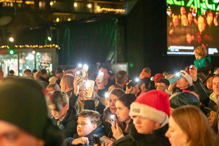 In beeld: Feest op Rodetorenplein, Glazen Huis in Zwolle levert 11,5 miljoen euro op voor Metakids - Foto: Ruben Meinten