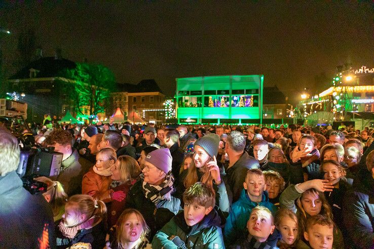 In beeld: Feest op Rodetorenplein, Glazen Huis in Zwolle levert 11,5 miljoen euro op voor Metakids - Foto: Ruben Meinten