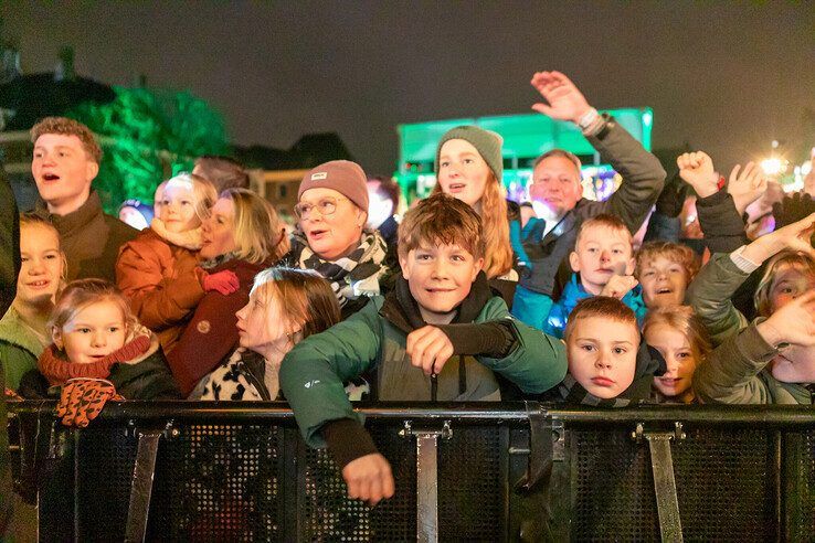 In beeld: Feest op Rodetorenplein, Glazen Huis in Zwolle levert 11,5 miljoen euro op voor Metakids - Foto: Ruben Meinten