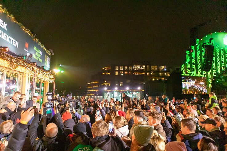 In beeld: Feest op Rodetorenplein, Glazen Huis in Zwolle levert 11,5 miljoen euro op voor Metakids - Foto: Ruben Meinten