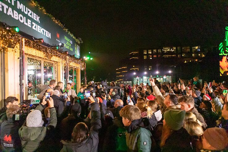 In beeld: Feest op Rodetorenplein, Glazen Huis in Zwolle levert 11,5 miljoen euro op voor Metakids - Foto: Ruben Meinten