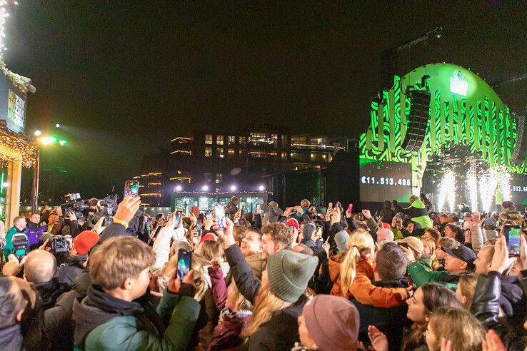 In beeld: Feest op Rodetorenplein, Glazen Huis in Zwolle levert 11,5 miljoen euro op voor Metakids - Foto: Ruben Meinten