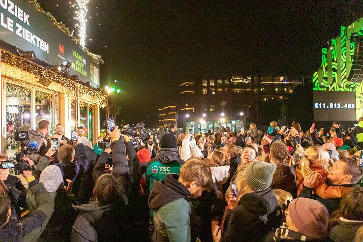 In beeld: Feest op Rodetorenplein, Glazen Huis in Zwolle levert 11,5 miljoen euro op voor Metakids - Foto: Ruben Meinten