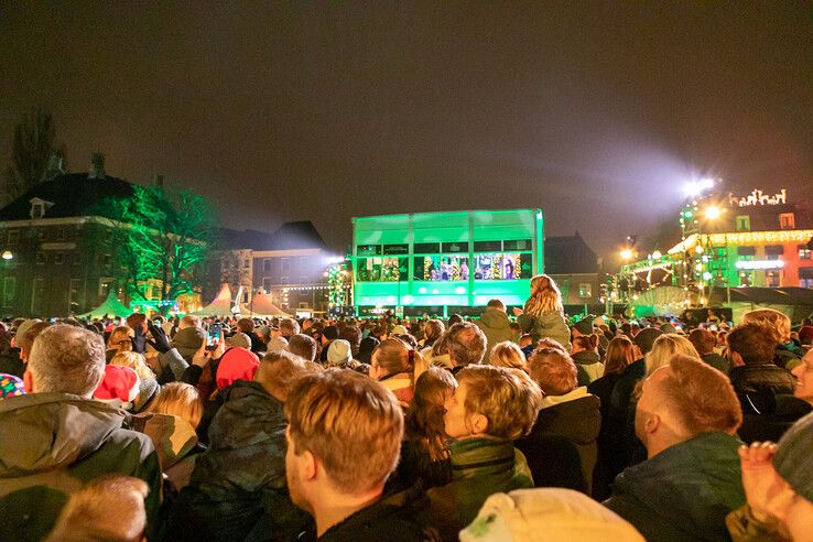 In beeld: Feest op Rodetorenplein, Glazen Huis in Zwolle levert 11,5 miljoen euro op voor Metakids - Foto: Ruben Meinten