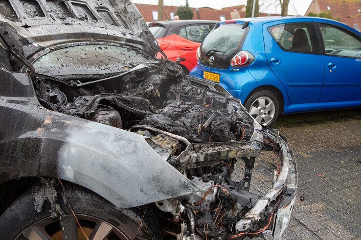 Auto door brand verwoest in Zwolle-Zuid - Foto: Ruben Meinten