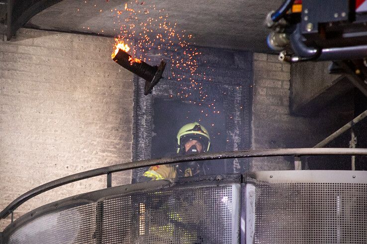 Forse schade bij flatbrand in Zwolle-Zuid - Foto: Ruben Meinten