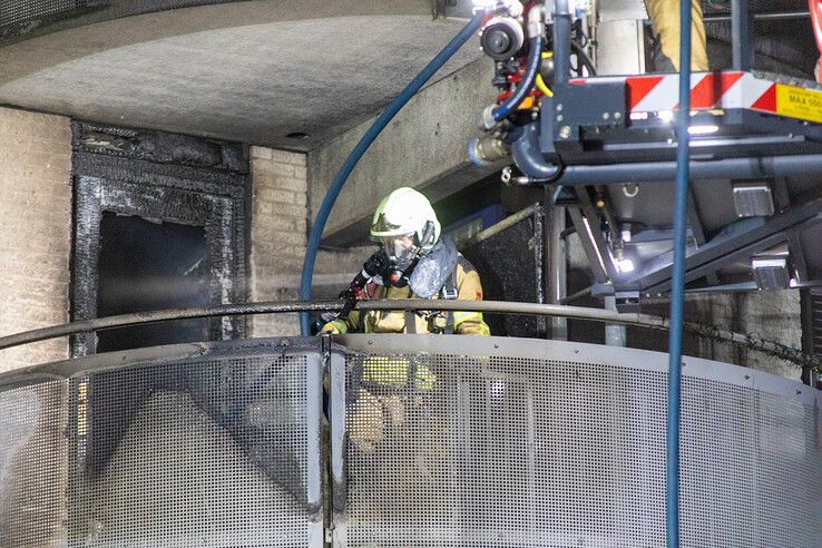 Forse schade bij flatbrand in Zwolle-Zuid - Foto: Ruben Meinten