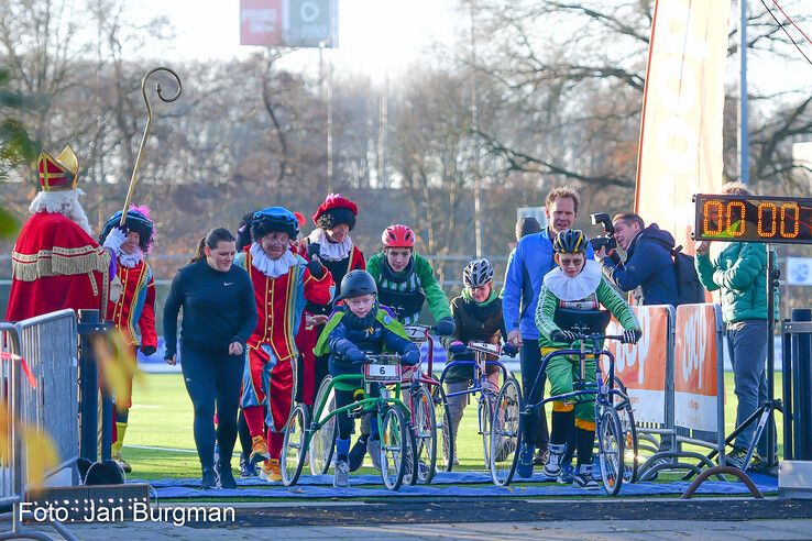 In beeld: Recordaantal deelnemers bij 50e Sint Nicolaasloop in Zwolle - Foto: Jan Burgman