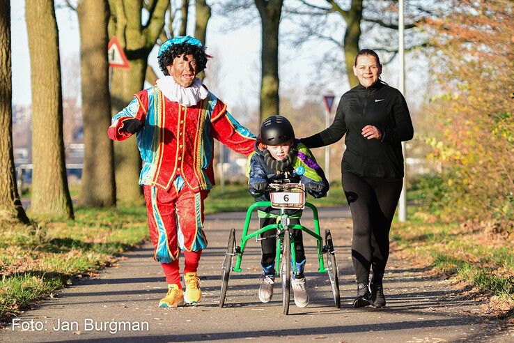 In beeld: Recordaantal deelnemers bij 50e Sint Nicolaasloop in Zwolle - Foto: Jan Burgman