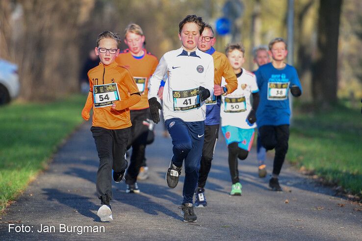 In beeld: Recordaantal deelnemers bij 50e Sint Nicolaasloop in Zwolle - Foto: Jan Burgman