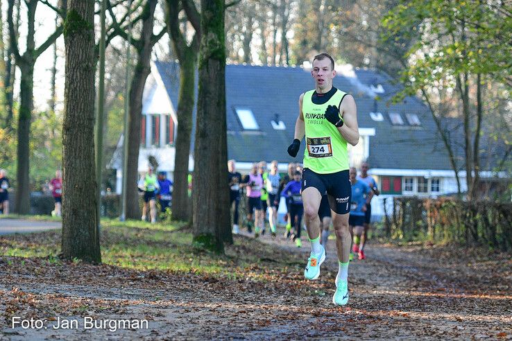 In beeld: Recordaantal deelnemers bij 50e Sint Nicolaasloop in Zwolle - Foto: Jan Burgman