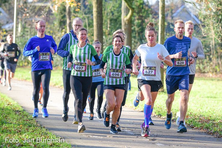 In beeld: Recordaantal deelnemers bij 50e Sint Nicolaasloop in Zwolle - Foto: Jan Burgman