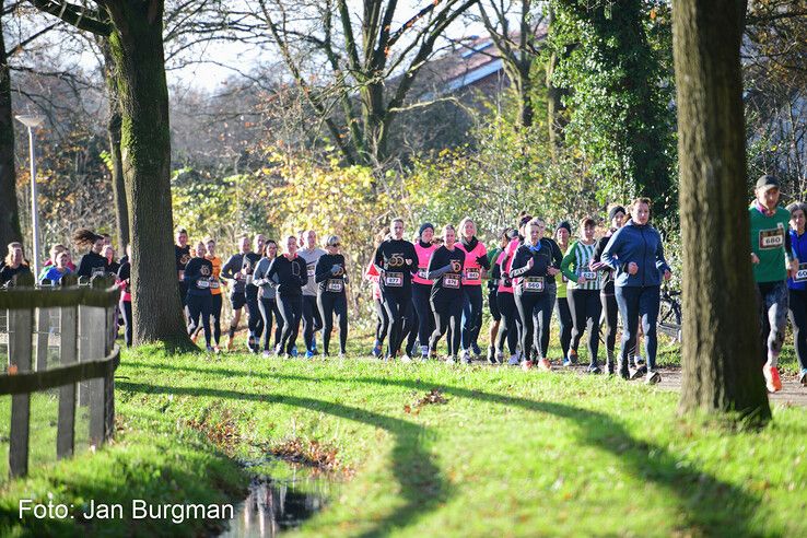 In beeld: Recordaantal deelnemers bij 50e Sint Nicolaasloop in Zwolle - Foto: Jan Burgman