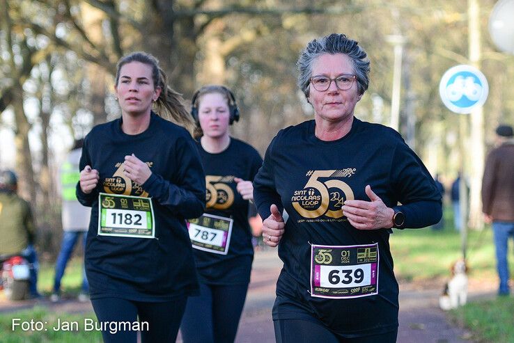 In beeld: Recordaantal deelnemers bij 50e Sint Nicolaasloop in Zwolle - Foto: Jan Burgman