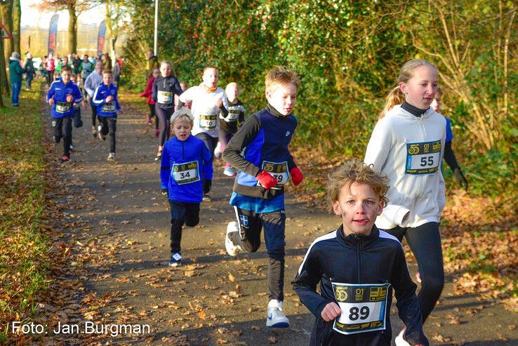 In beeld: Recordaantal deelnemers bij 50e Sint Nicolaasloop in Zwolle - Foto: Jan Burgman