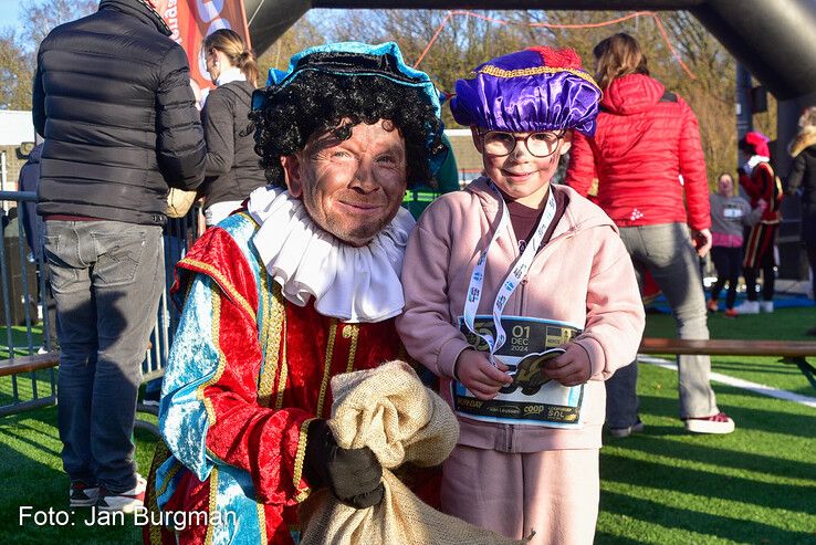 In beeld: Recordaantal deelnemers bij 50e Sint Nicolaasloop in Zwolle - Foto: Jan Burgman