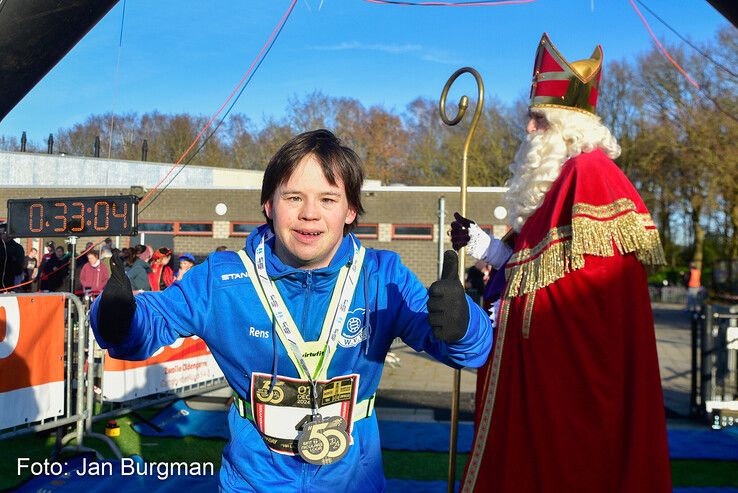 In beeld: Recordaantal deelnemers bij 50e Sint Nicolaasloop in Zwolle - Foto: Jan Burgman