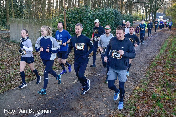 In beeld: Recordaantal deelnemers bij 50e Sint Nicolaasloop in Zwolle - Foto: Jan Burgman