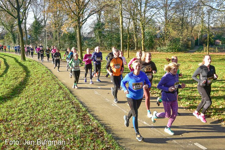 In beeld: Recordaantal deelnemers bij 50e Sint Nicolaasloop in Zwolle - Foto: Jan Burgman