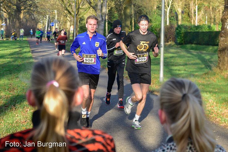 In beeld: Recordaantal deelnemers bij 50e Sint Nicolaasloop in Zwolle - Foto: Jan Burgman