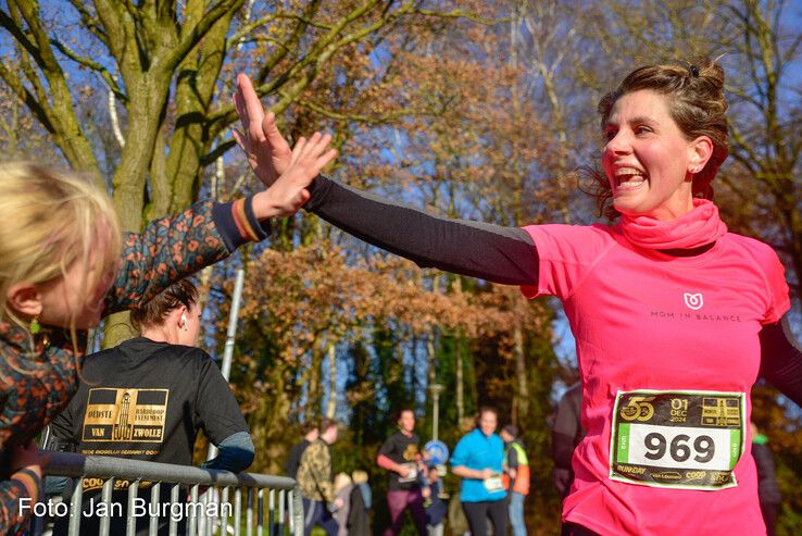 In beeld: Recordaantal deelnemers bij 50e Sint Nicolaasloop in Zwolle - Foto: Jan Burgman