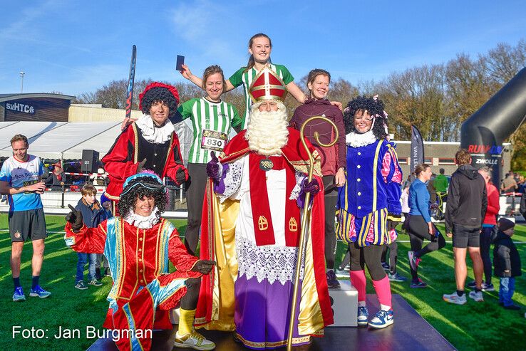 In beeld: Recordaantal deelnemers bij 50e Sint Nicolaasloop in Zwolle - Foto: Jan Burgman