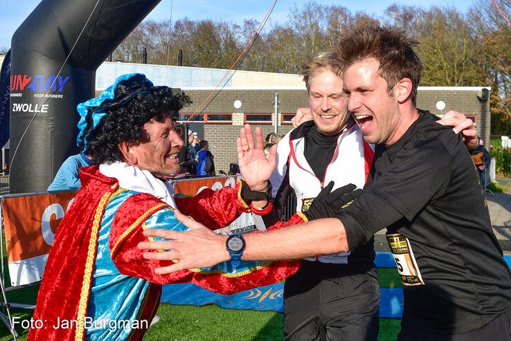 In beeld: Recordaantal deelnemers bij 50e Sint Nicolaasloop in Zwolle - Foto: Jan Burgman