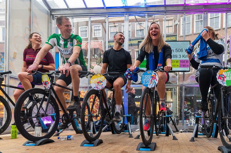 Bram van Polen (midden) fietste een uur voor het goede doel. - Foto: Peter Denekamp