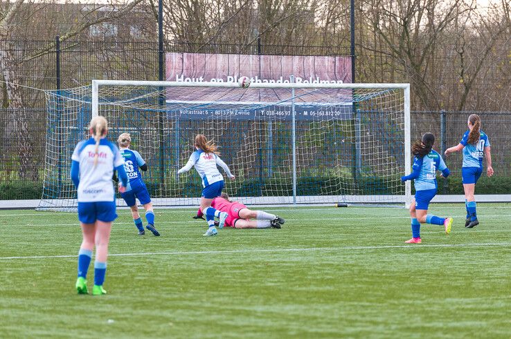 In beeld: SVI Vrouwen verslaat ZAC/SVI 2 in eigen huis - Foto: Peter Denekamp