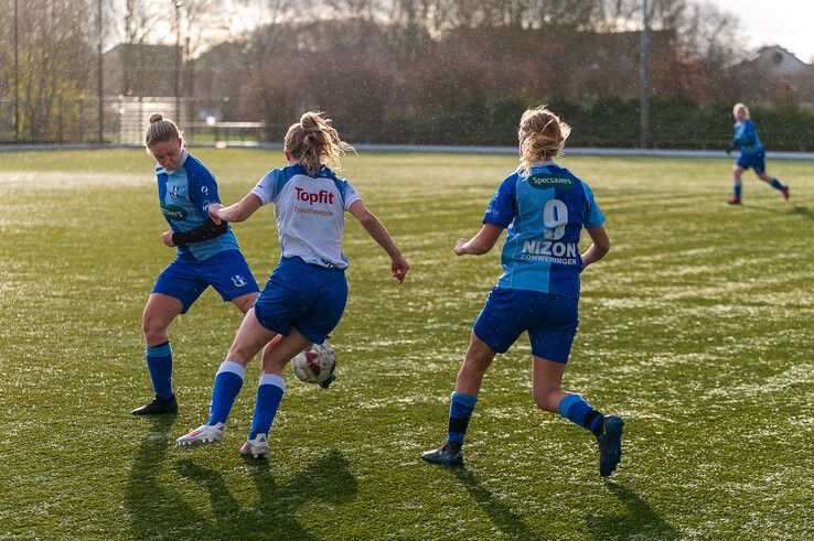 In beeld: SVI Vrouwen verslaat ZAC/SVI 2 in eigen huis - Foto: Peter Denekamp