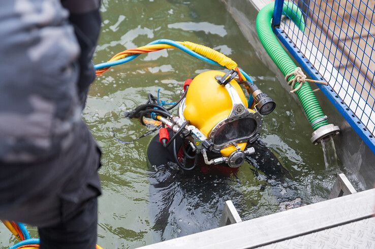 Duiken voor Metakids met zeemeerminnen in Glazen Onderwaterhuis in Zwolle - Foto: Peter Denekamp