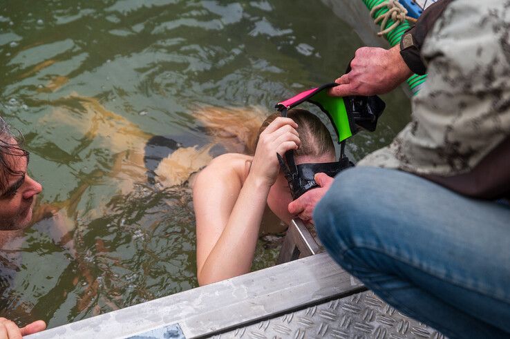 Arjan en zijn dochter krijgen een duikbril opgezet. - Foto: Peter Denekamp