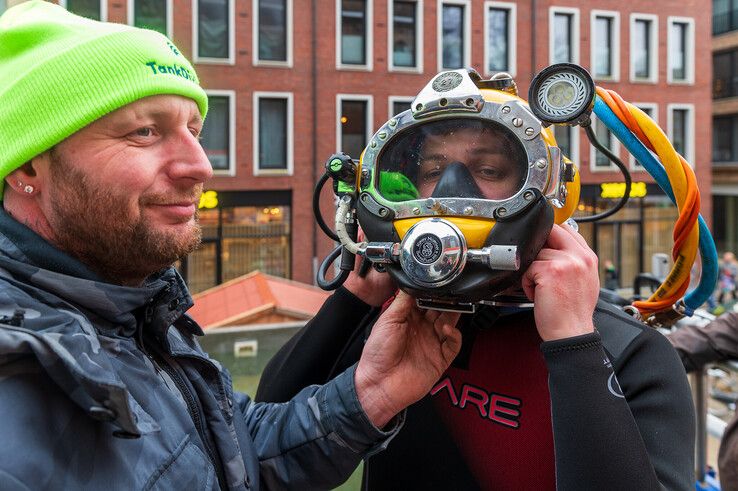 Patrick heeft de duikhelm op. - Foto: Peter Denekamp