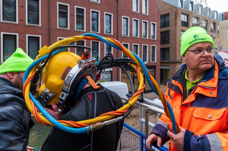 Appie en Johan ten Have (rechts) helpen hem het water in. - Foto: Peter Denekamp