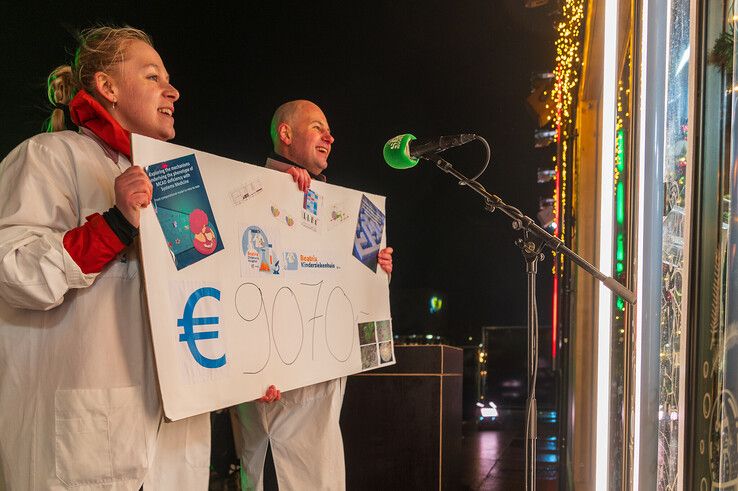 Kloosterhuis (rechts) en een collega met de cheque bij het Glazen Huis. - Foto: Peter Denekamp